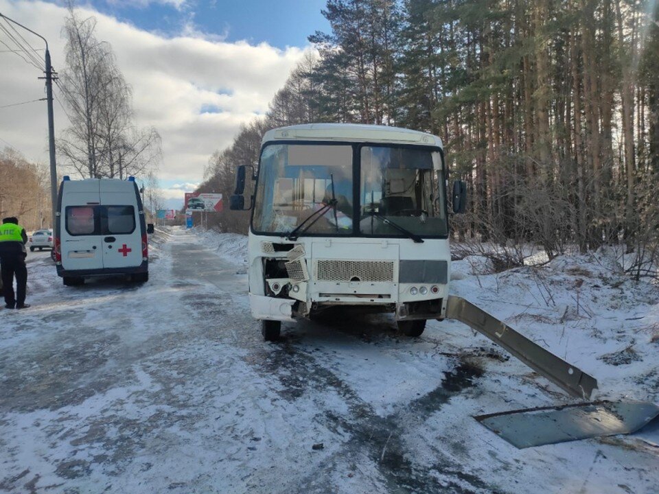     В Томске автобус врезался в остановку  Пресс-служба УМВД России по Томской области