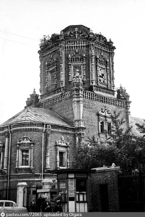 Так выглядел храм до реставрации - в середине ХХ века. 