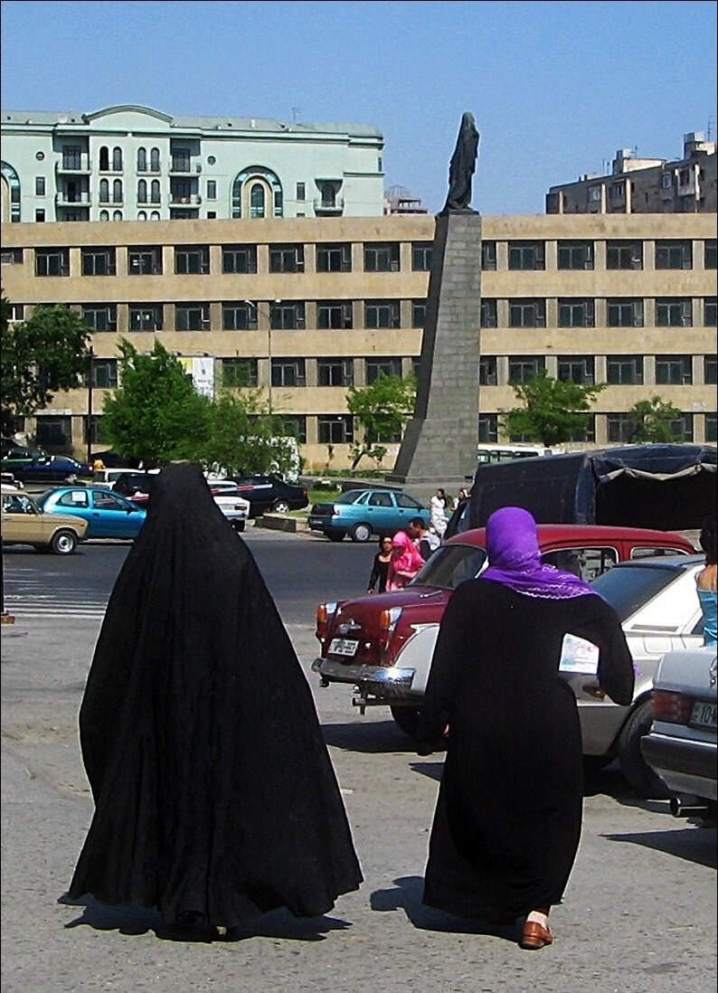Памятник свободной женщине на том самом месте и какие-то странные тетеньки