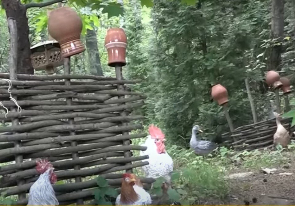     А этот плетеный забор с горшками наверняка напоминает космонавту родную Комаровку. Фото: кадр видео телеканала ОНТ