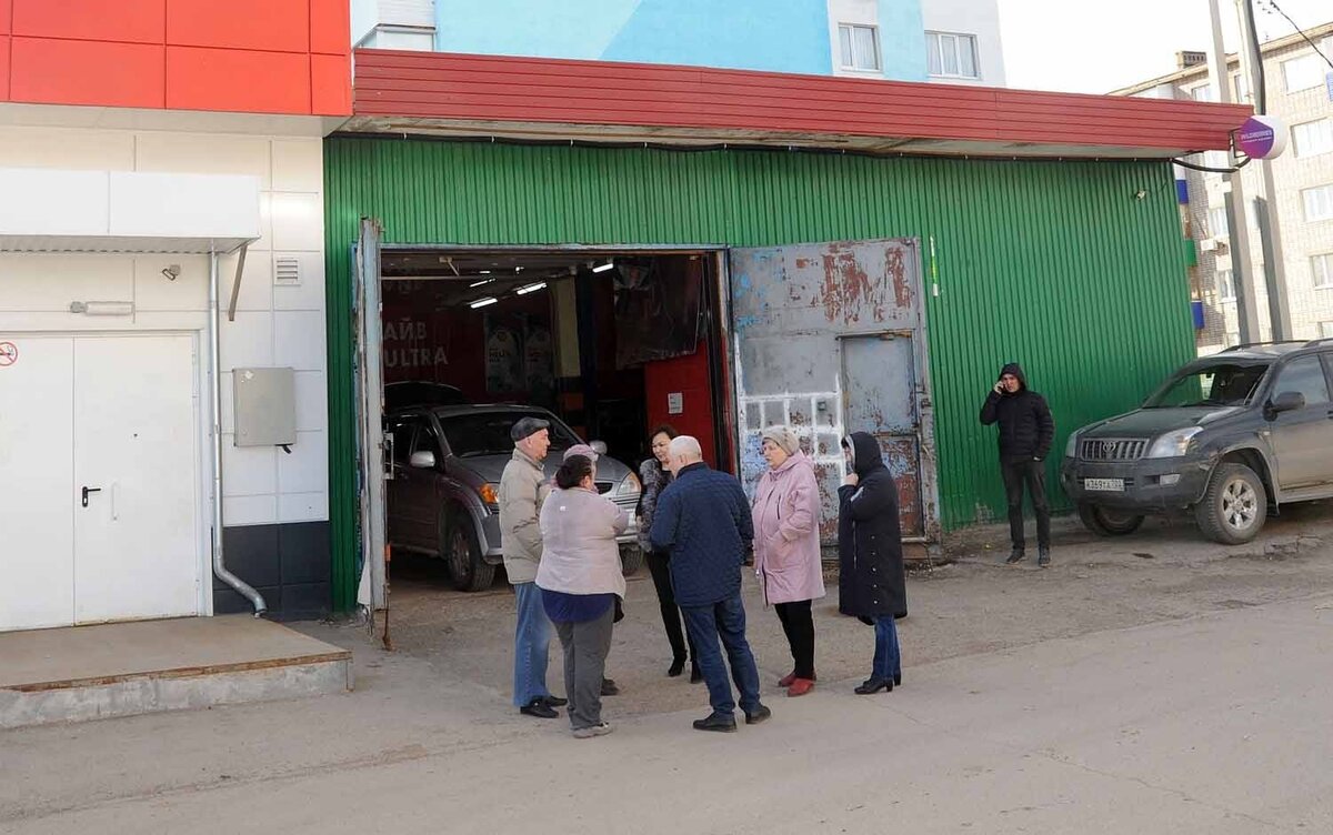 Жильцы возмущаются — автосервис работает. Фото: Ринат РАЗАПОВ