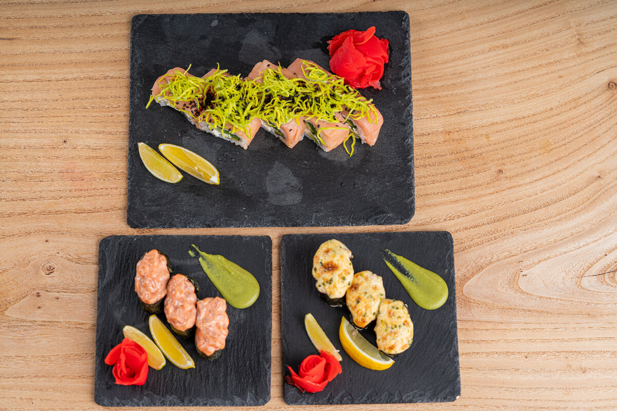 Ролл Филадельфия вместе с острыми и запеченными Сушами. Аккуратно уложенные и готовые к поеданию. 