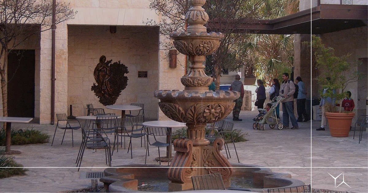 Патио в испанском католическом соборе города Сан-Антонио, штат Техас