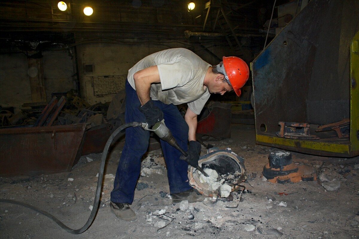 Обрубщик. Фото из открытых источников.