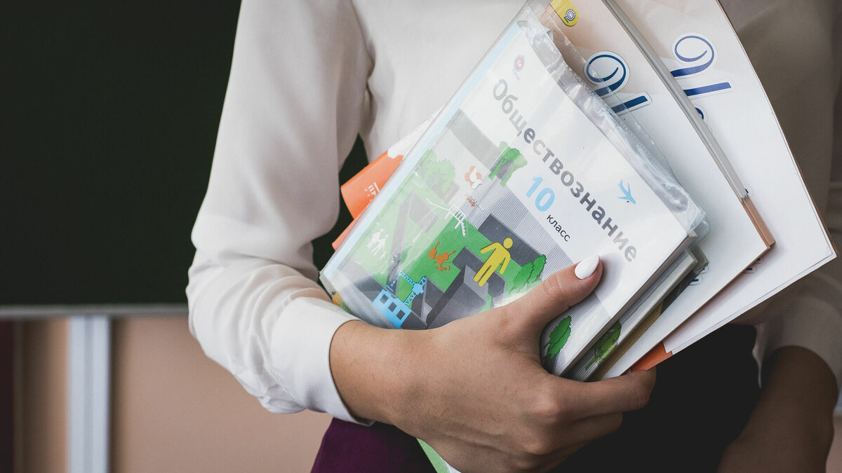     Среди школьных преподавателей наиболее остро ощущается нехватка учителей начальных классов. На сегодняшний день в Омске открыта 121 такая вакансия.