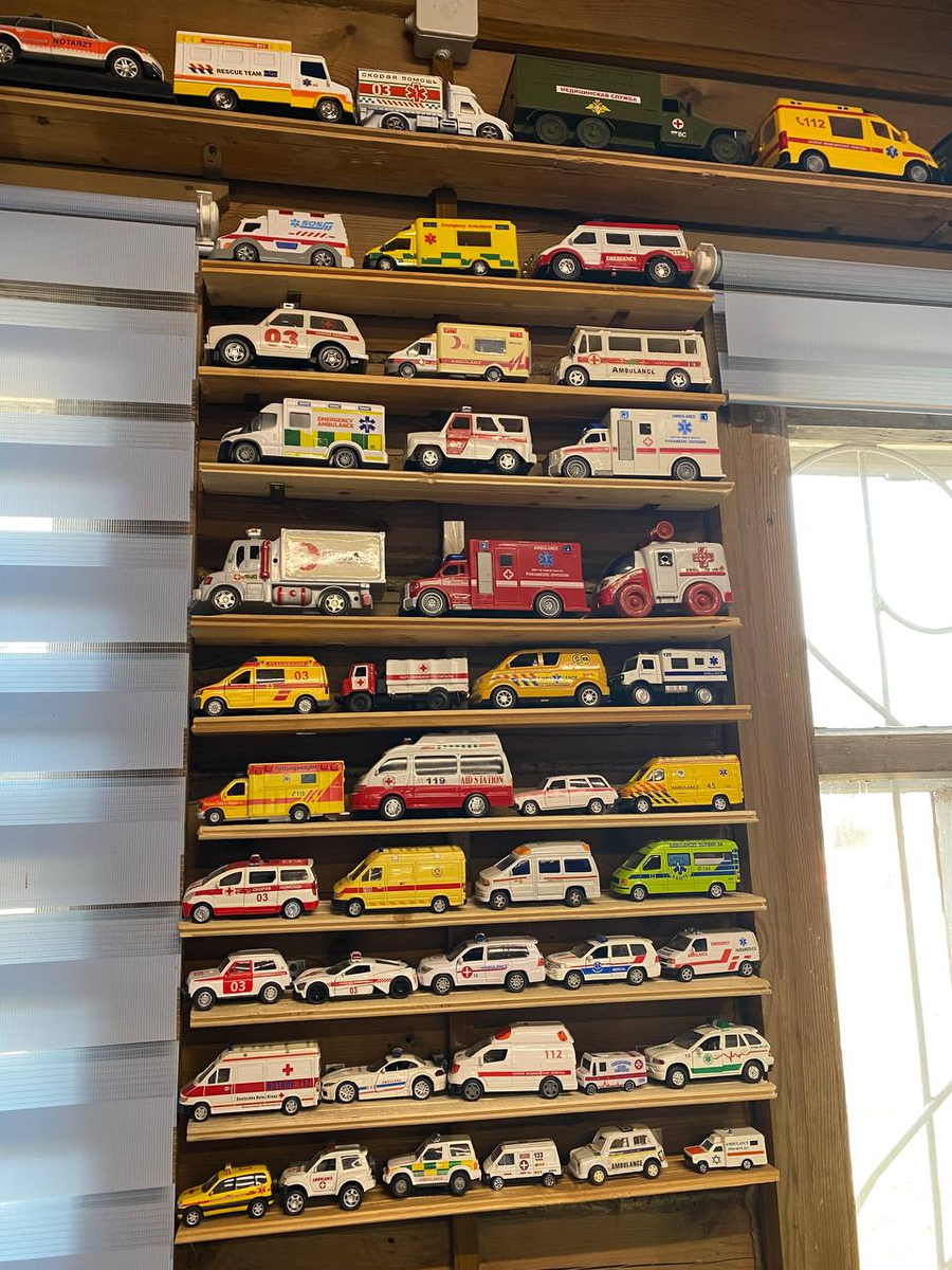 Детям будет интересно изучить огромное количество игрушечных машинок-скорых. Я даже и не задумывалась, как их много разных. Это один из стендов, коих много - а еще больше у хозяина музея в личной коллекции)