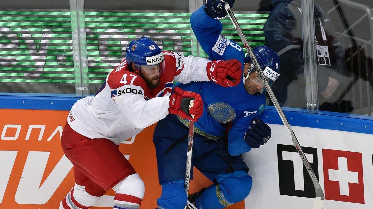    Хоккеисты Михал Джордан и Найджел Доус:YURI KADOBNOV/AFP via Getty Images