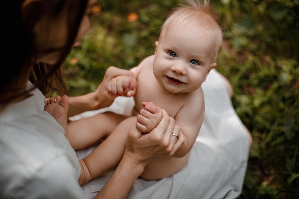 Для здорового развития мочеполовой системы малышу полезно ходить дома голышом