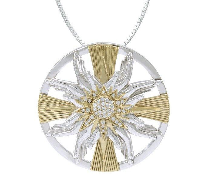 Кулон изготовлен из чистого стерлингового серебра с вставками из 14-каратного золота.