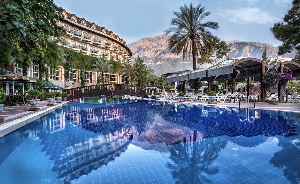 Турция. Сравниваем с крымом. Даже самая дорогая в Крыму «Мрия» в фоне Турции сарай. Фото из открытых источников интернет 