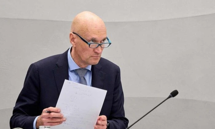 Министр общественного здравоохранения, социального обеспечения и спорта Нидерландов Эрнст Кейперс выступает во время дебатов по неотложной помощи в Палате представителей в Гааге 9 ноября 2022 года. (Phil Nijhuis/ANP/AFP via Getty Images)