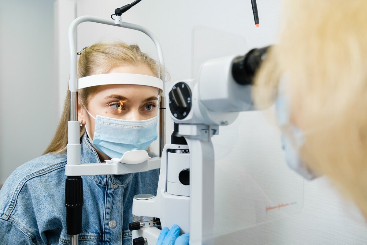 обследование перед лазерной коррекцией. обследование перед лазерной коррекции зрения. коррекция зрения астигматизм. девушка у офтальмолога. исправление зрения.