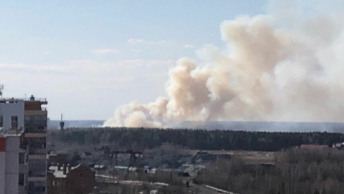     По данным подписчиков паблика «Типичный Тобольск», 20 апреля в 16 часов около города возник ландшафтный пожар. Дым можно увидеть из центра Тобольска.