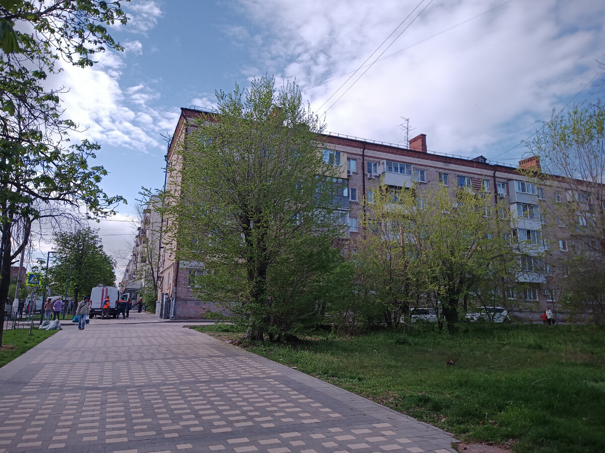 С этой стороны дом выглядит хорошо. Так с виду и не скажешь, что тут произошла трагедия