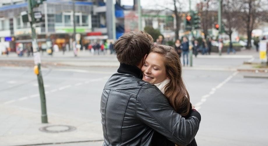 объятия компании. обнимать незнакомых людей. друзья обнимаются. друзья в обнимку. пара обнимается на улице.