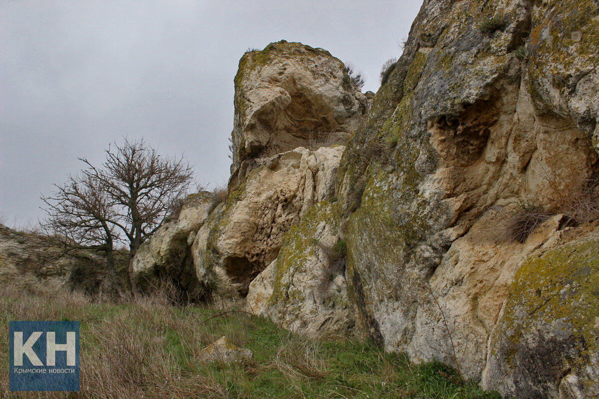 У подножия Джиркубы прячется несколько небольших гротов