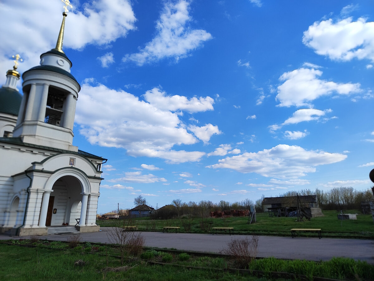 Возле храма на Страстной седмице.