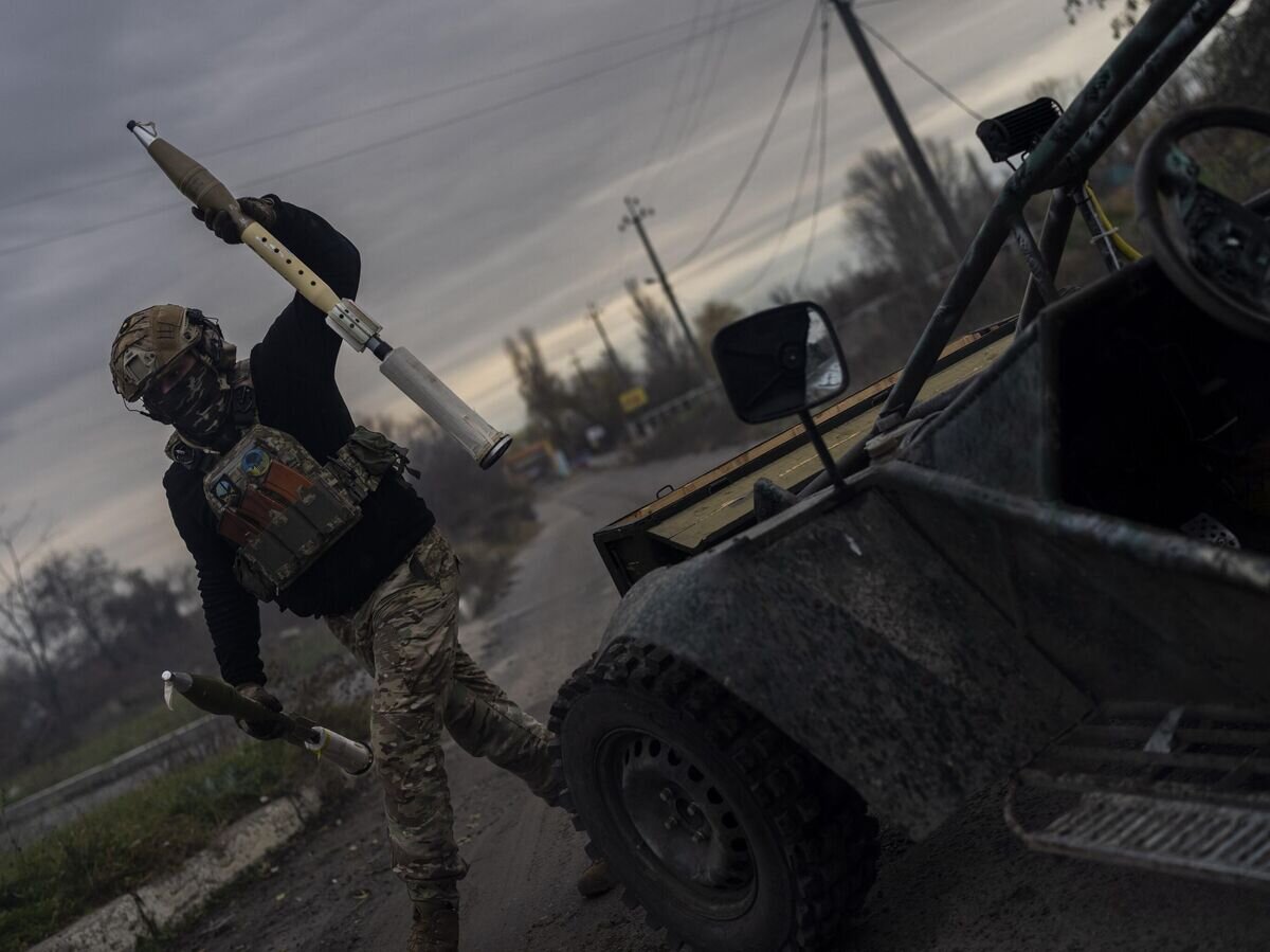    Украинский военнослужащий заряжает противотанковый гранатомет СПГ-9 на линии соприкосновения под Херсоном© AP Photo / Bernat Armangue