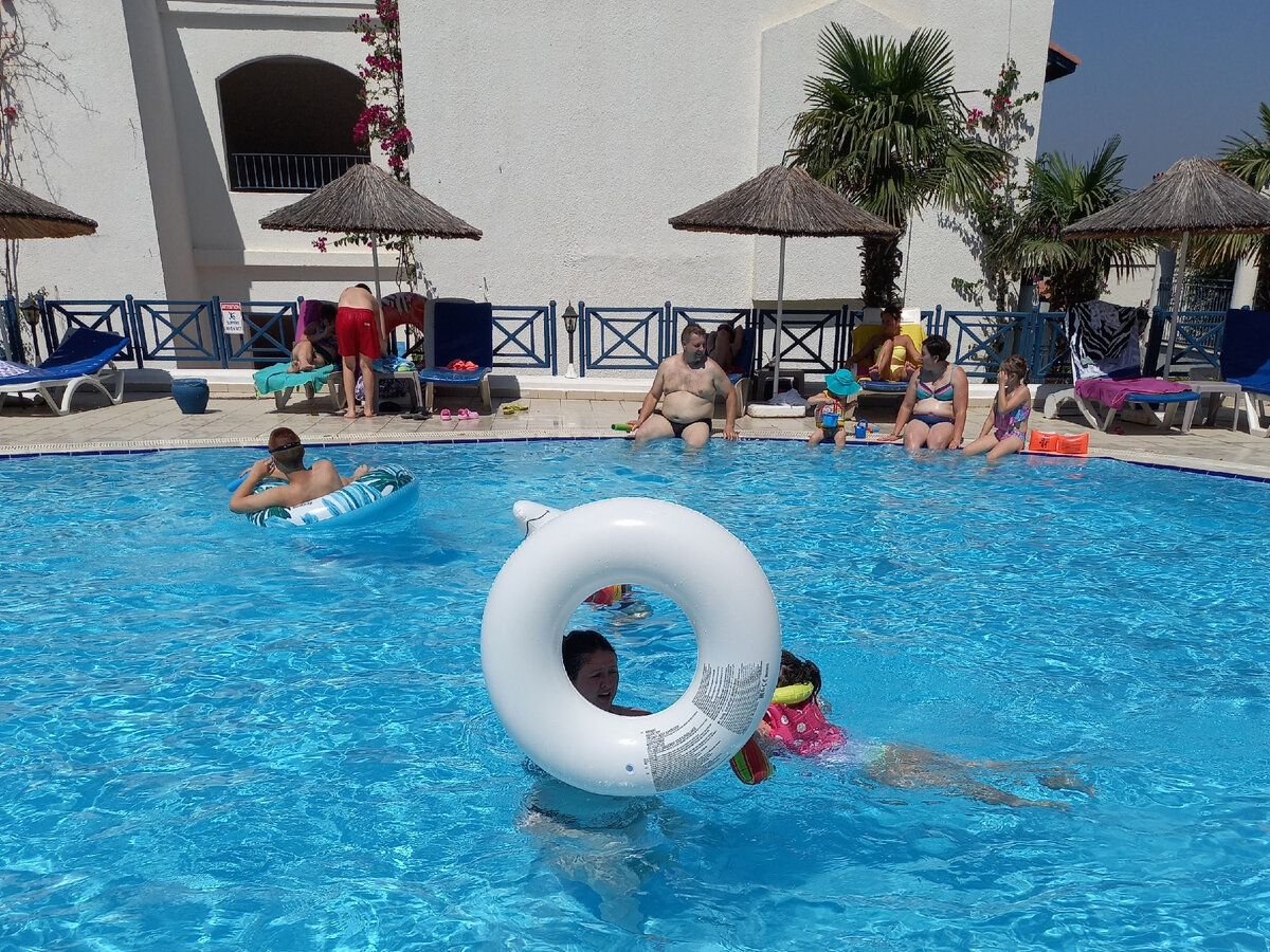 Фото из архива автора. Бассейн, правда, другой, но всем хороших летних денечков!