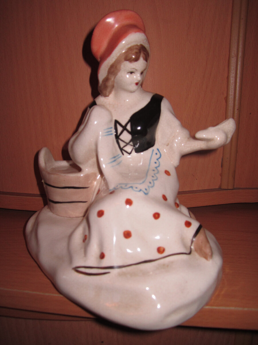 Скульптура "Золушка". Константиновский завод стеклянных и майоликовых изделий. Листайте страницы галереи.