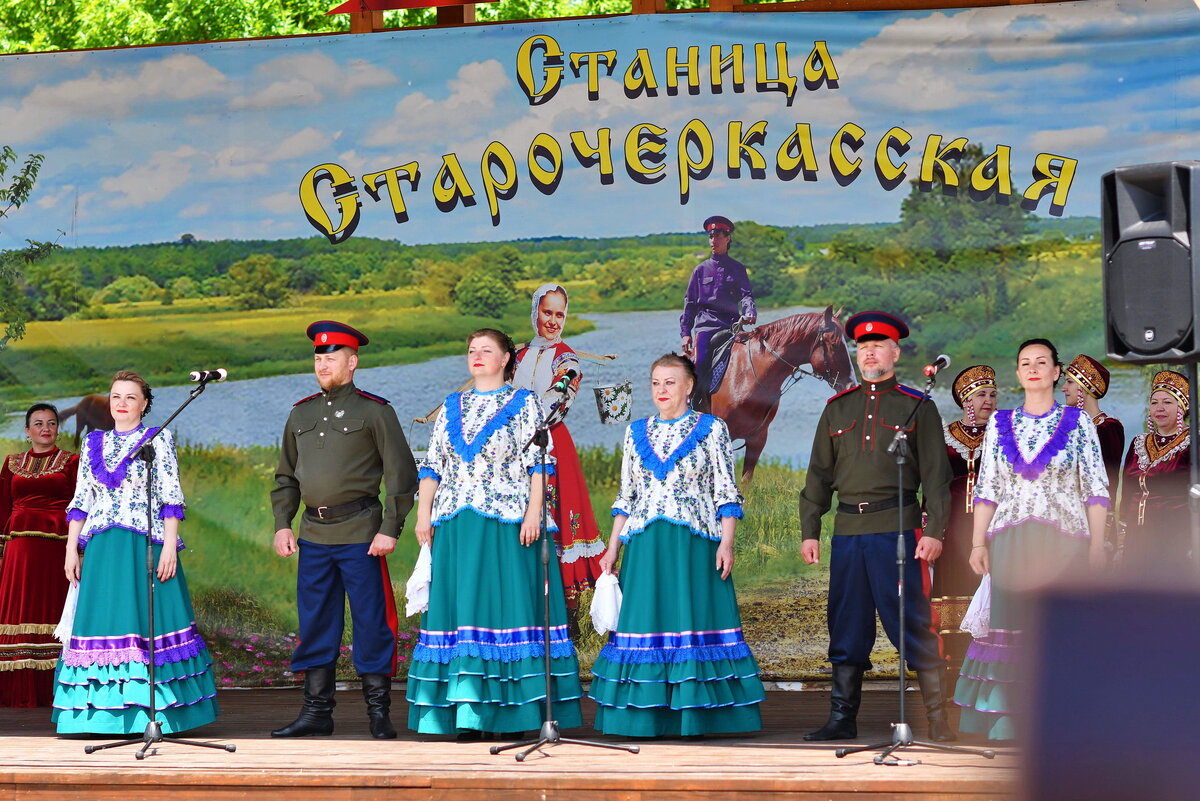 Петр I: «Казаки! Я, Император святой Руси, дал вам сей праздник. Так отпразднуйте его как следует! По казачьему обычаю. Повелеваю: поздравлять друг друга с праздником, на празднике песни петь, танцевать и свободно общаться, взрослым людям мордобоя не учинять, на то других дней хватает, зелья не пить вволю. Гуляй народ, нам праздники награда, сияй донской волны салют! Мы торжеству, друзья, такому рады, пусть песни Дона с нами все поют». / ФОТО Александра Блотницкого