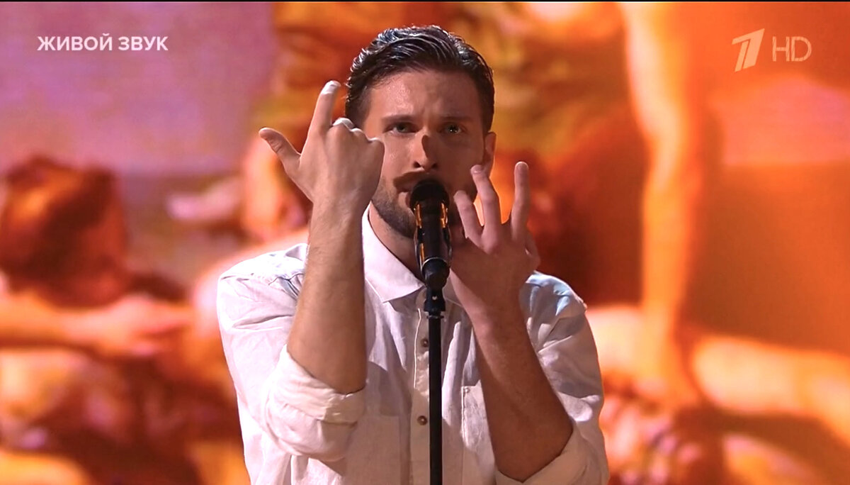 Скрин сделан автором из выступления участника на шоу Голос 