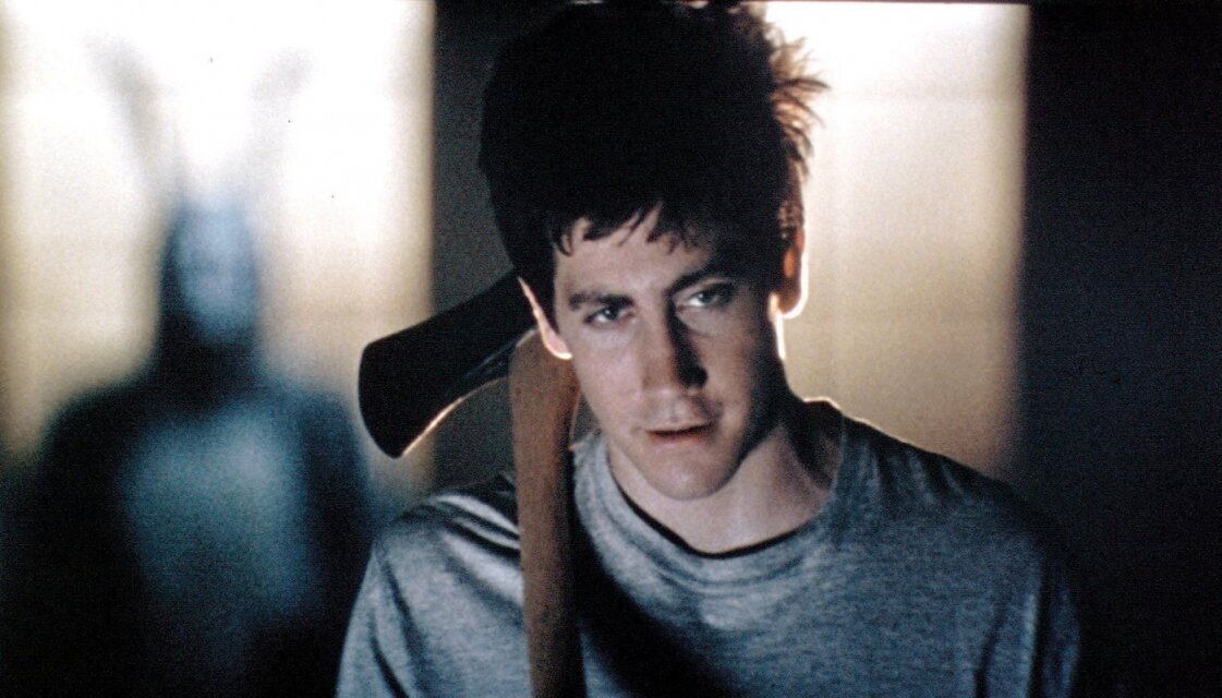 2001 год. 1 час 50 минут. 

КиноПоиск: 7.6. KinoOrel - 35/100. 

Фантастика, триллер, психодел. 

Режиссёр: Ричард Келли. 

В ролях: Джейк Джилленхол, Джена Мэлоун, Мэгги Джилленхол, Дрю Бэрримор. 

