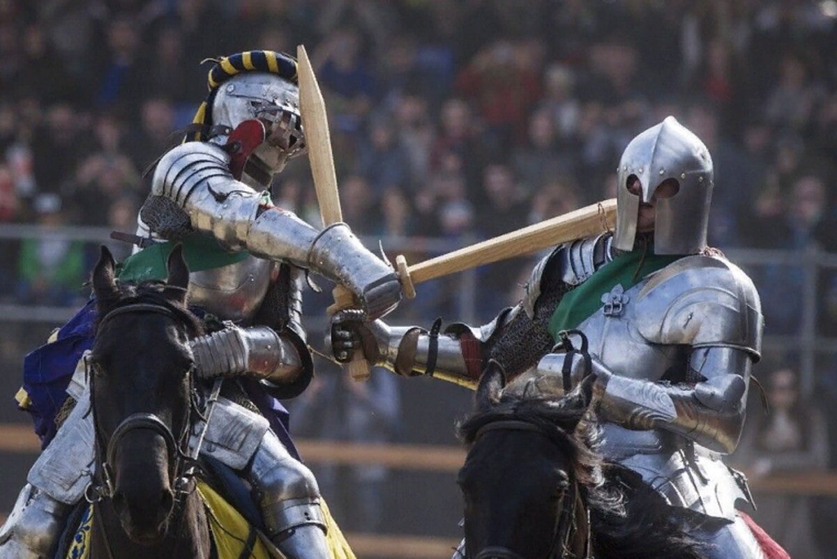 Three knights. Рыцарский турнир "битва при Креси". Рыцарский турнир Медичи сериал. Рыцарские бои в средневековье. Средние века рыцарские бои