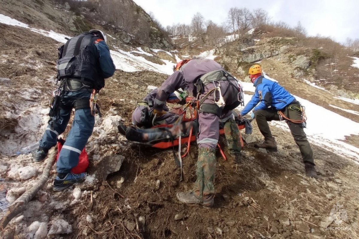    В Сочи на вертолете эвакуировали женщину и ее сына, упавших со скалы