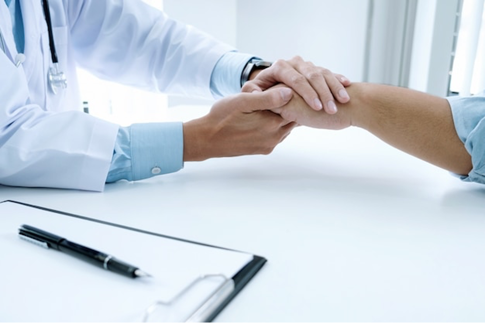 Тактильная экспертиза температуры тела при получении санитарной книжки