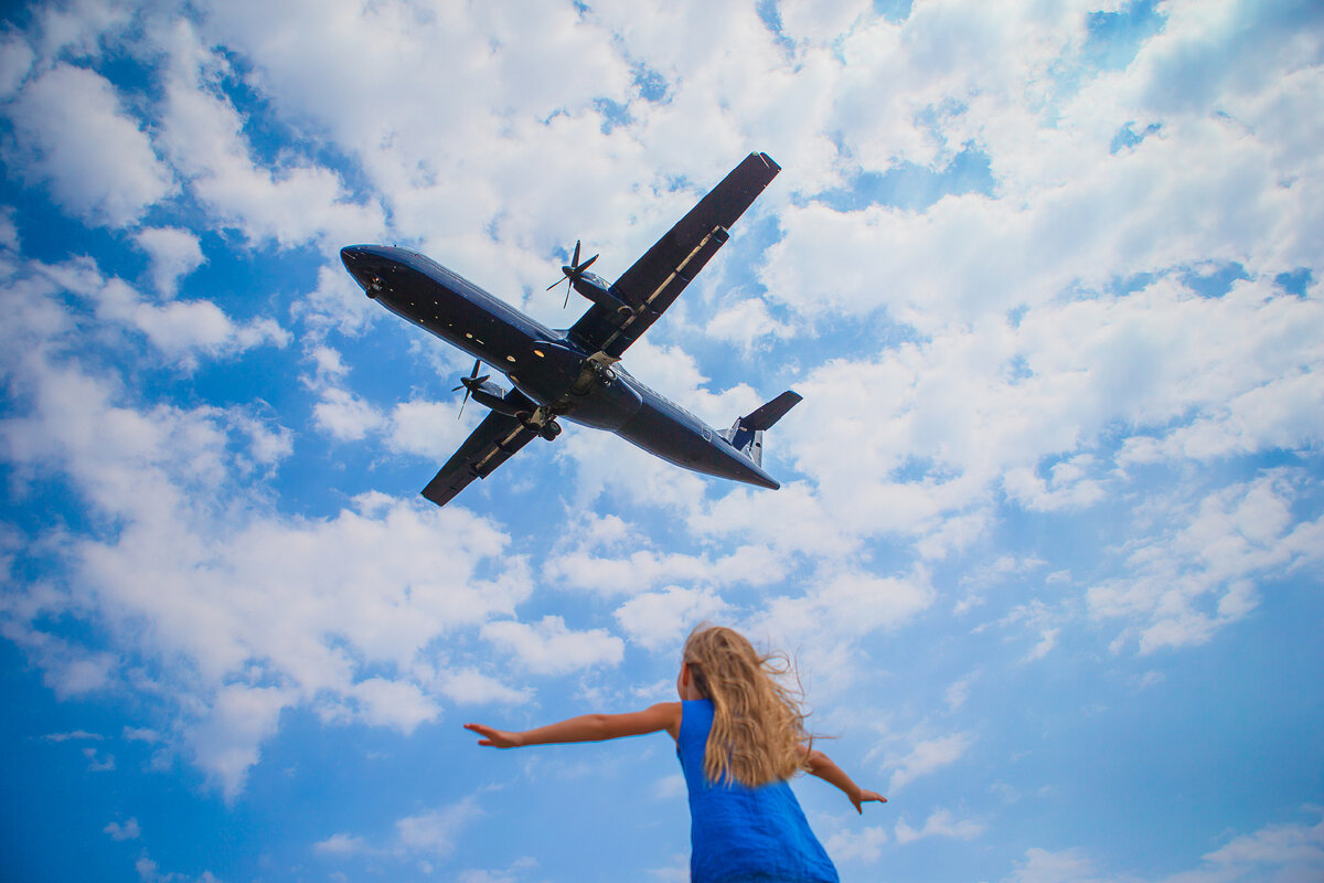 Самолет в первый день пролетел. Фотосессия с самолетом. Небо самолет девушка. Девушка улетает на самолете. Человек и самолет в небе.