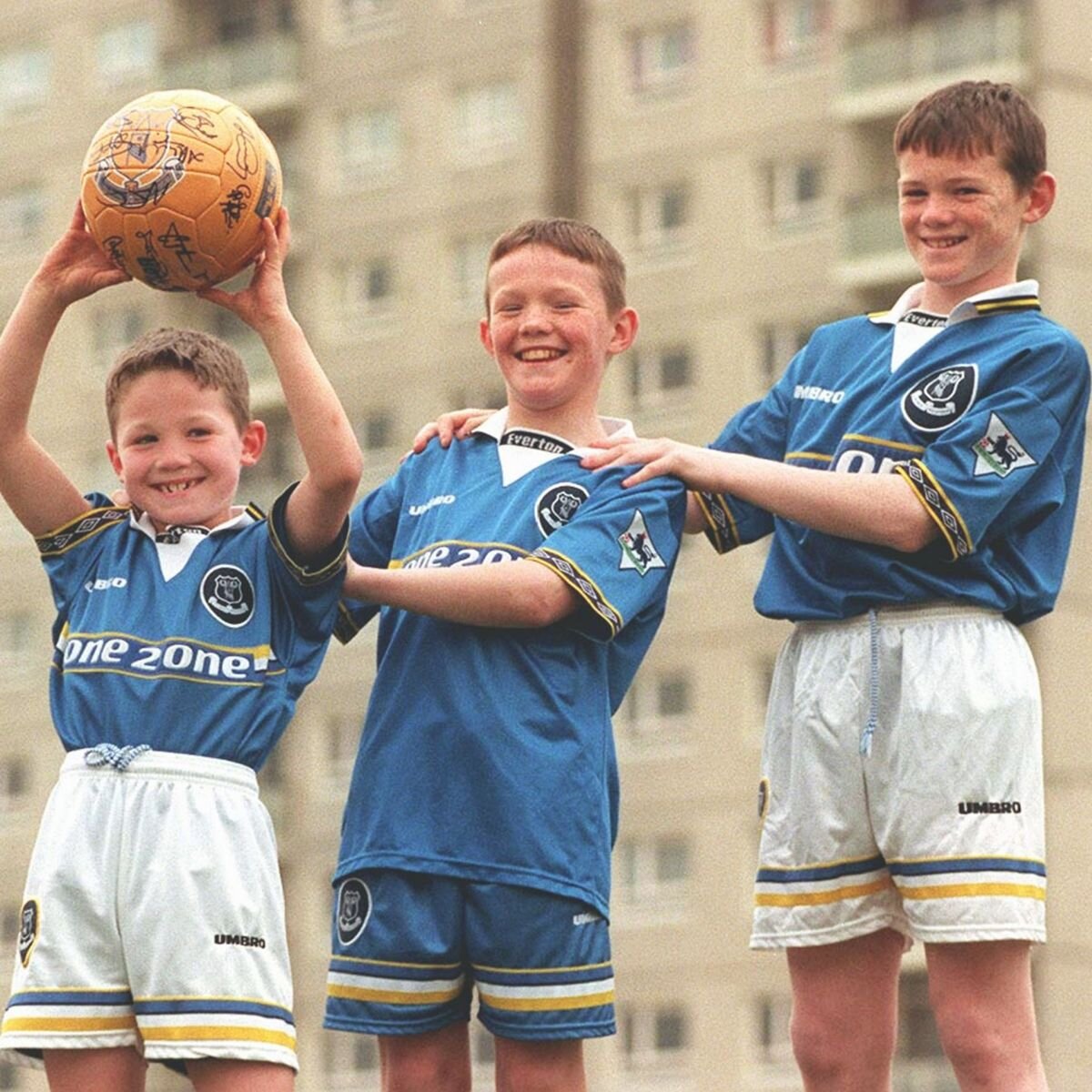    Юный Уэйн Руни со своими братьями, он на фото - справа.fcommefootball.org