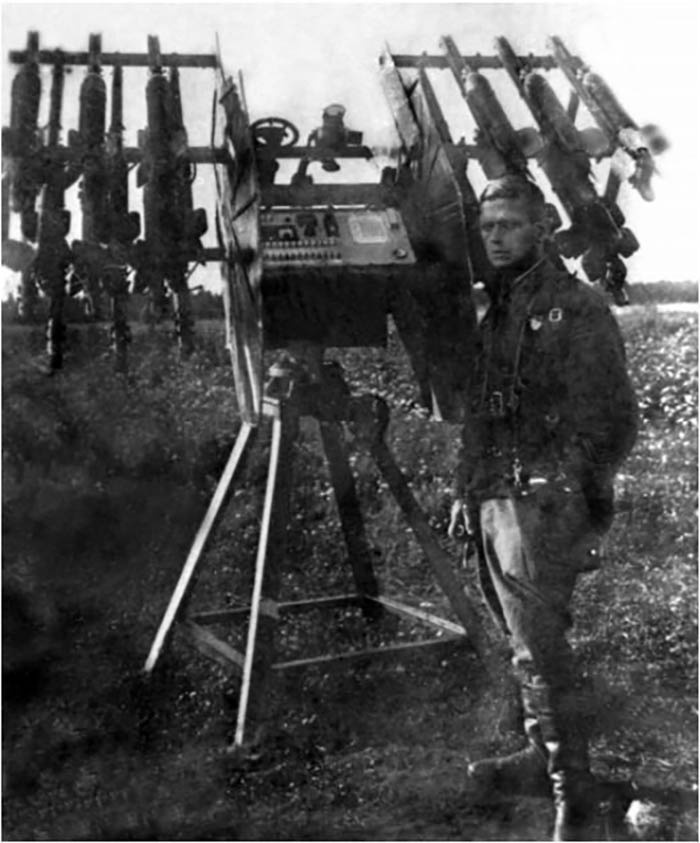 Николай Баранов у своего изобретения