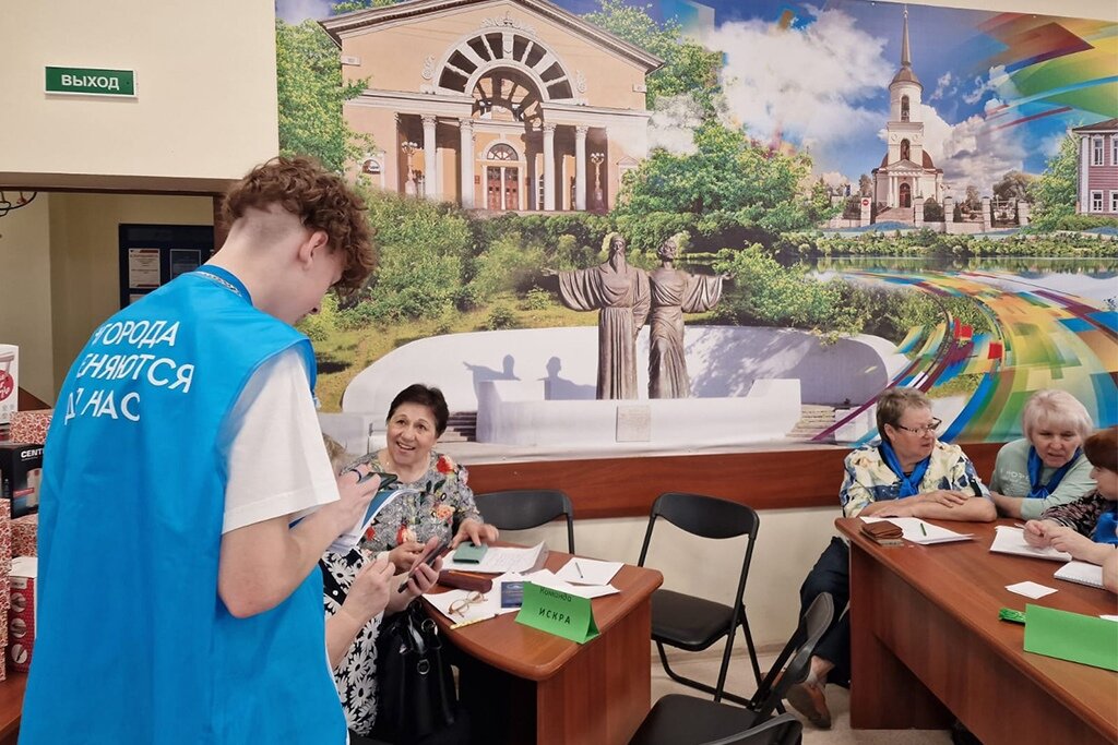    Проголосовать им помогли волонтеры проекта "Формирование комфортной городской среды". Встреча с ветеранами прошла сегодня в Молодежном центре.