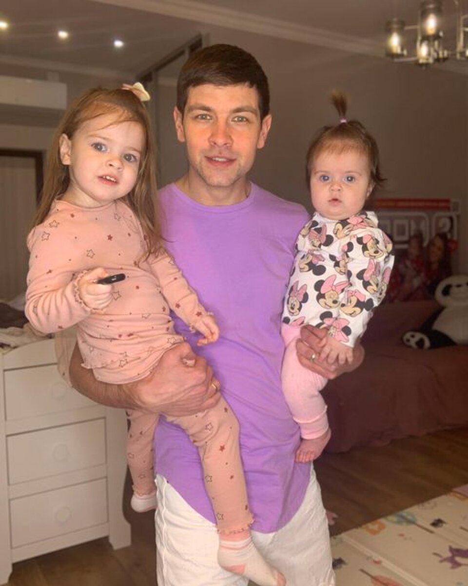    Дмитрий Дмитренко с дочерьми Фото: Инстаграм (запрещен в РФ) / @dmitry_dmitrenko