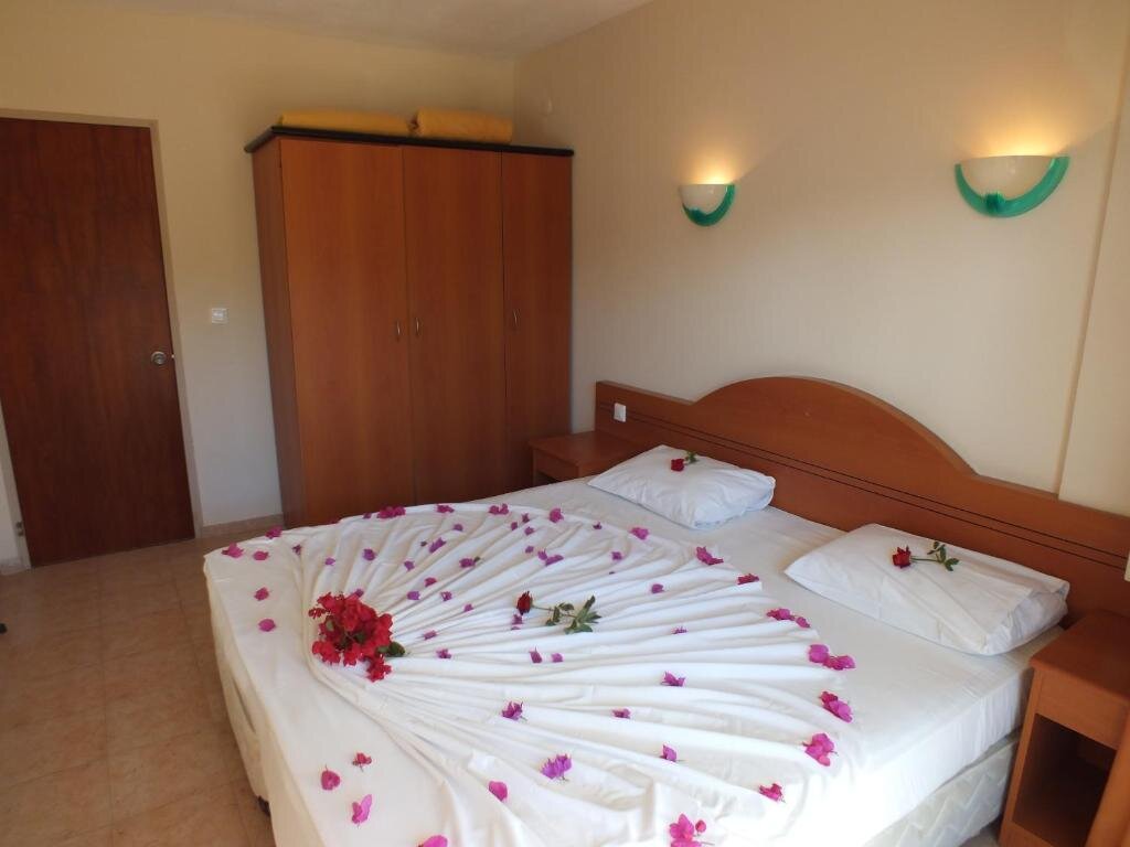 Номер. Источник фото: https://www.booking.com/hotel/tr/tuntas-family-suites-kusadasi.ru.html