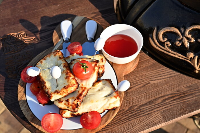 Тандыр растапливается в среднем полтора часа, а потом можно готовить в нем мясо. Но что делать, если печь еще не до конца прогрелась, а есть уже хочется? Выход — поджарить на решетке рассольный сыр халуми.