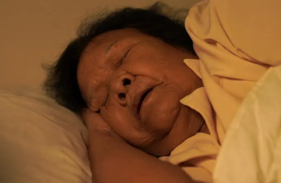 Сонная бабушка.