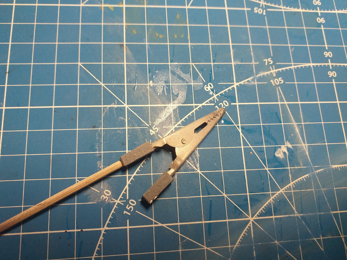 Металлический зажим для покраски мелких деталей со следами грунтовки и краски