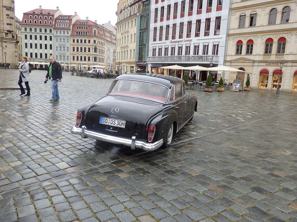 такой ретро-автомобиль нас встретил в Дрездене