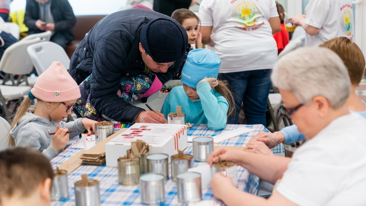    В столице Югры 1 мая изготавливали окопные свечи
