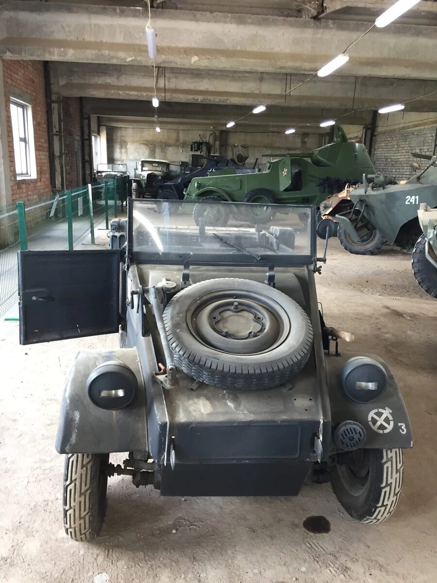 Техника в ангаре 