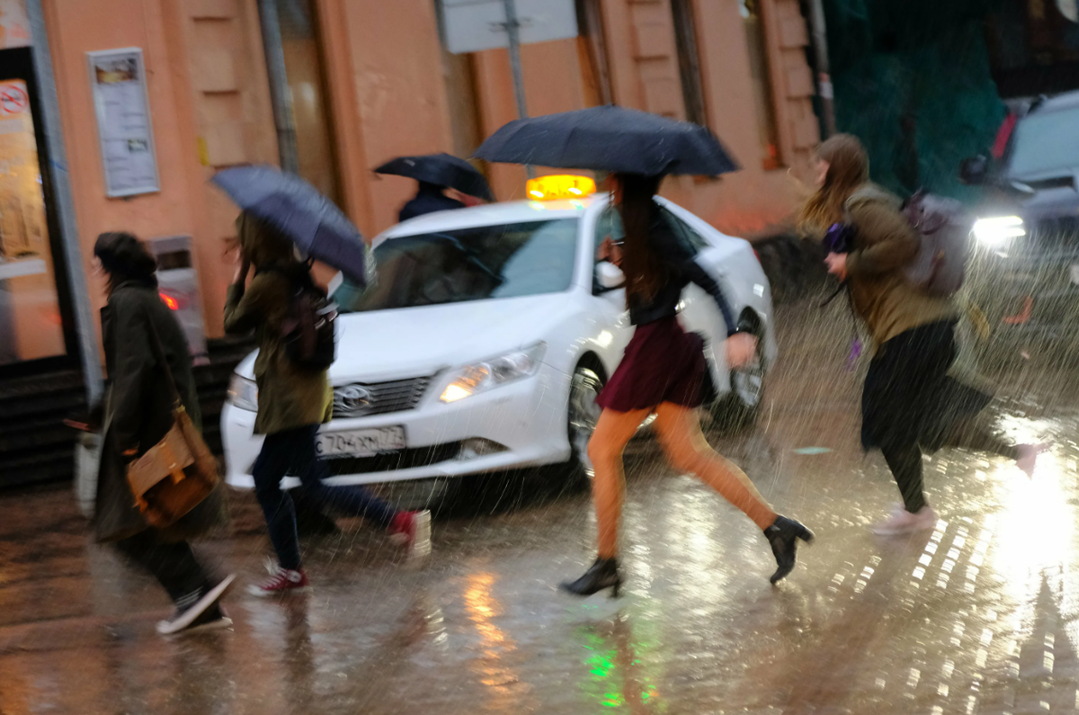 Обрызгал пешехода в дождь — могут ли оштрафовать водителя?