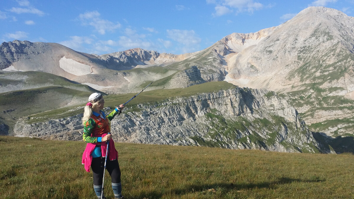 Сам по себе маршрут восхождения на гору Оштен не категорийный, то есть он не имеет альпинистской сложности, интуитивно понятен, потрясающе красив и вполне доступен многим туристам, которые имеют хоть какой-то опыт самостоятельных пеших походов, желающих совершить именно восхождение на вершину горы. 