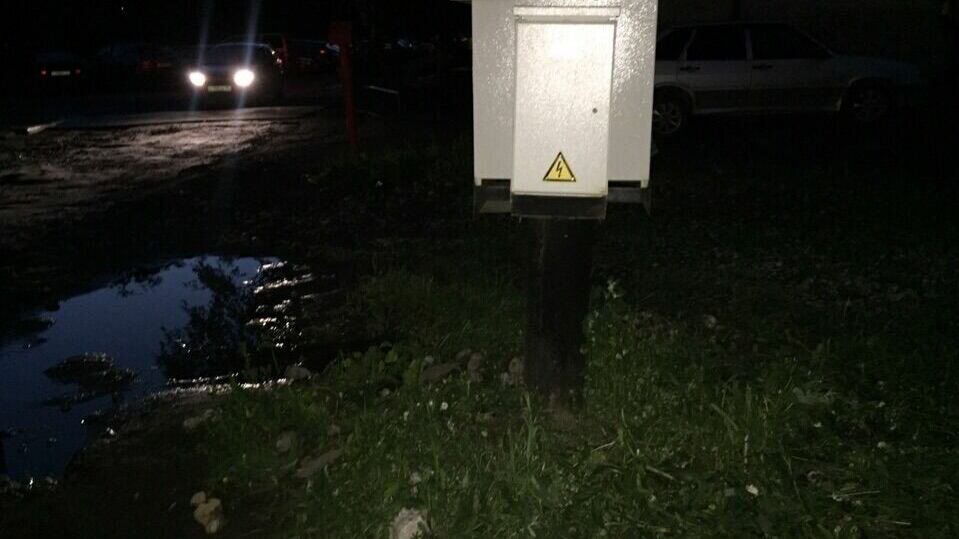     Инцидент произошел в парке «Северный». Известно, что мужчина просто залез зачем-то на трансформаторную будку