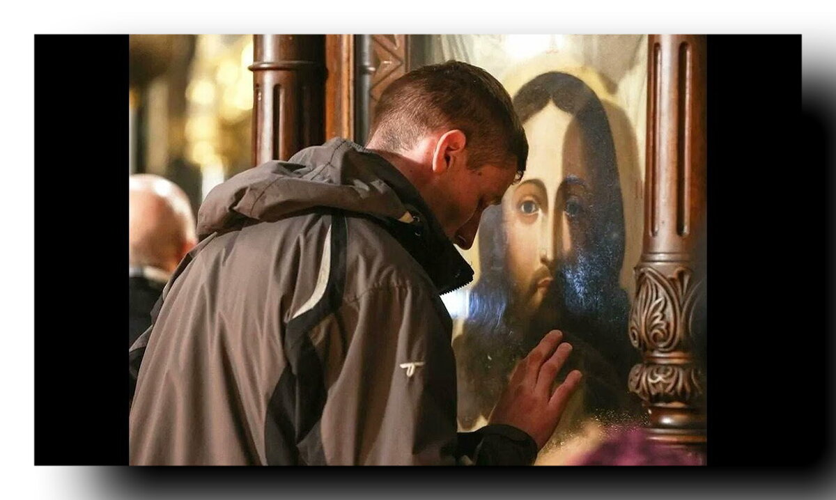 Мужская исповедь. Мужчина молится в храме. Парень молится в церкви. Парень у иконы в храме.