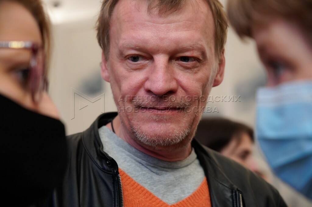 Актёр Серебряков, зачем-то вернувшийся в Россию, опять недоволен ...