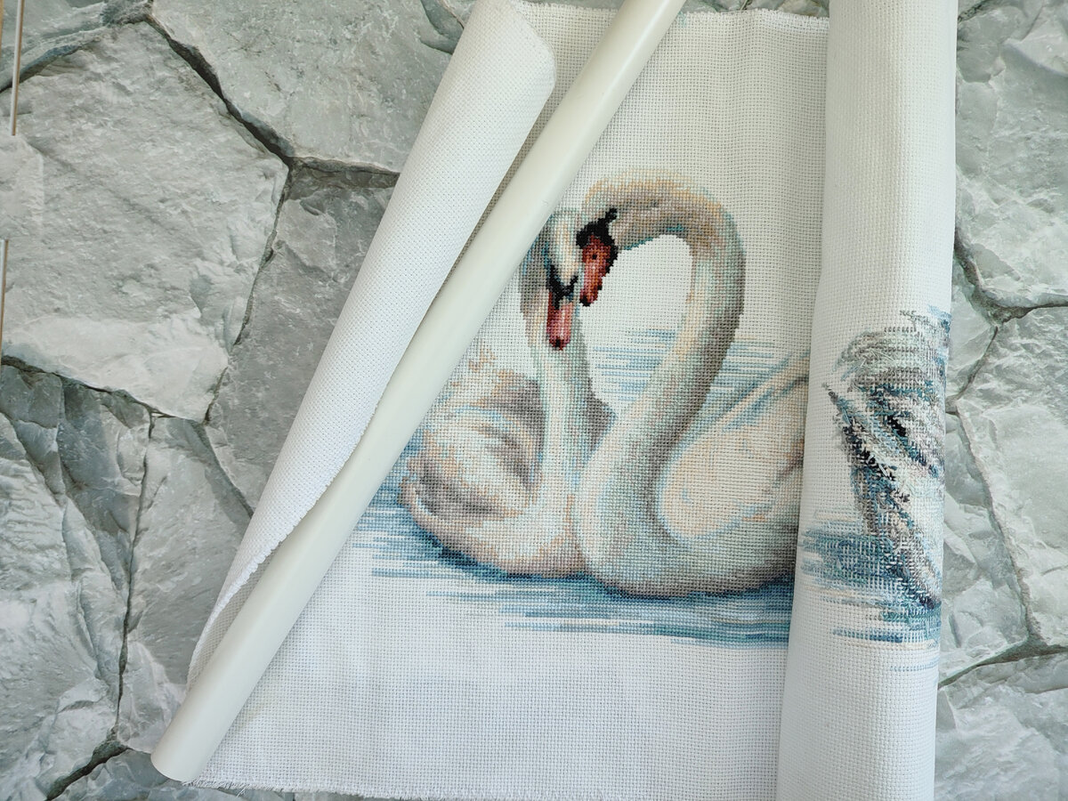 Не сразу догадалась накрутить на раму, поэтому немного помятая. 