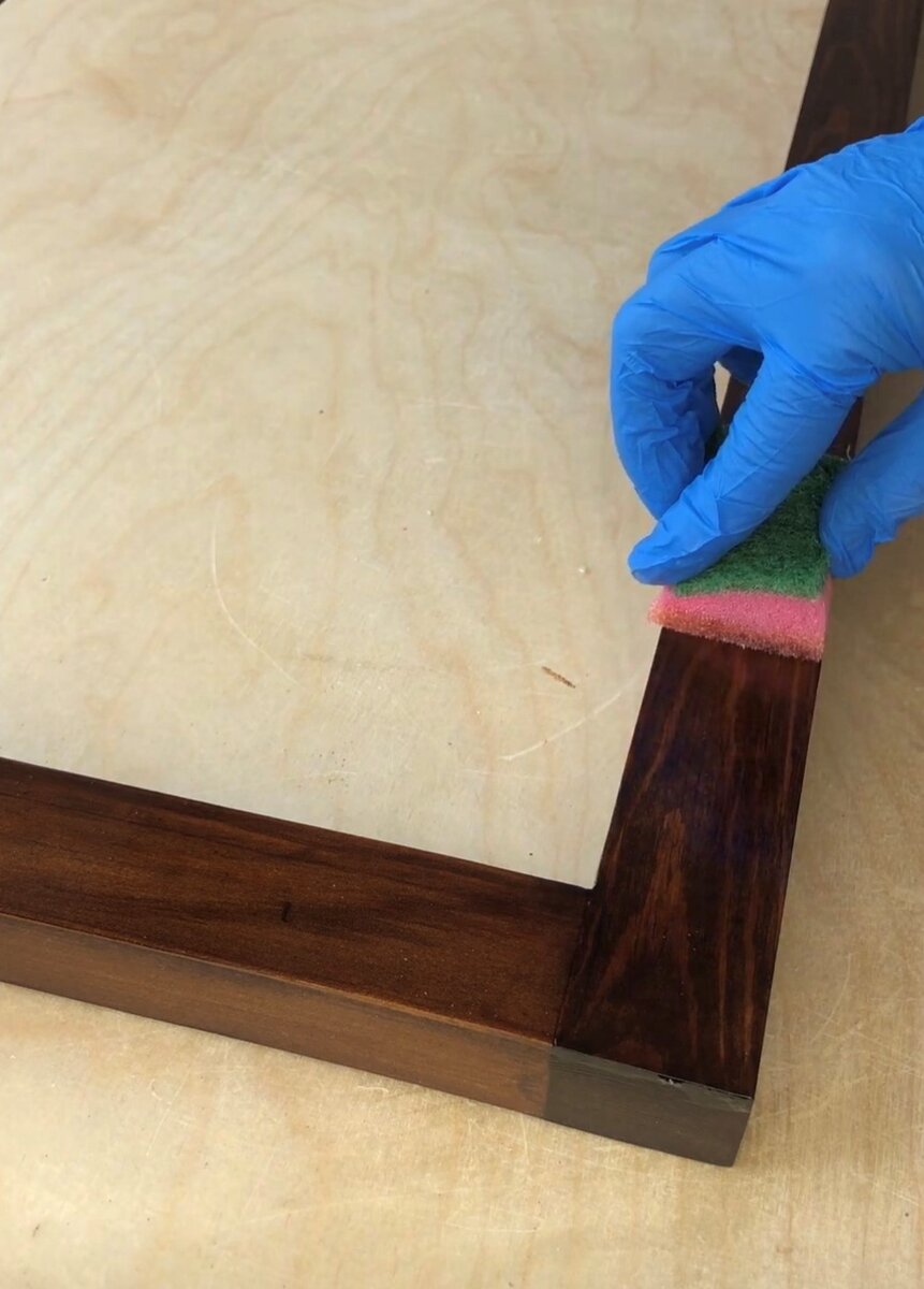 Наношу лак поролоновой губкой, протягивающими движениями