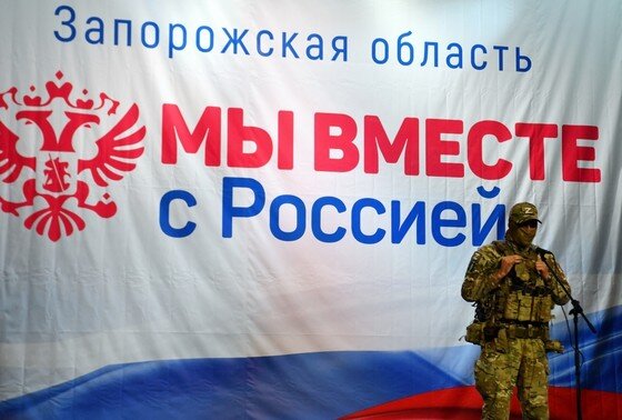    Военнослужащий ВС РФ выступает перед жителями Запорожья во время общенародного съезда по вопросу проведения референдума о вступлении в Россию
